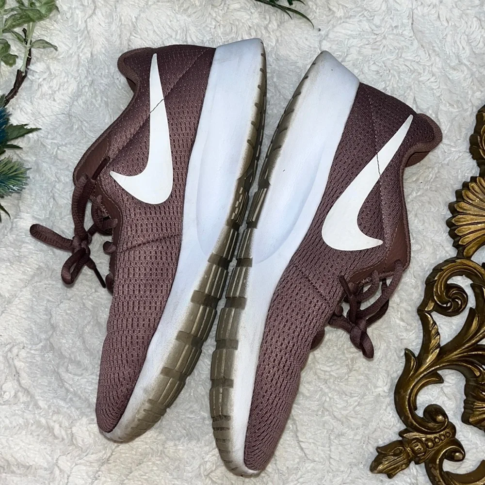Nike Tanjun Mauve Sneakers